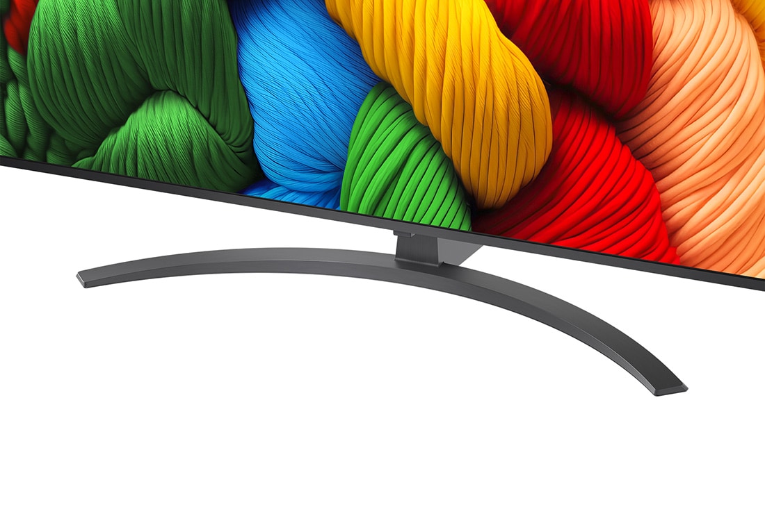 LG 65 tolline LG NanoCell AI 4K nuti TV NANO81 2025, LG kaugjuhtimispult AI Magic Remote on LG TV teleriekraani ees. Ekraanil on kohandatud märksõnadega LG AI isikupärastatud tervitus vastavalt kasutaja otsingu- ja vaatamisajaloole. Kaugjuhtimispuldi kõ, 65NANO81A3A, thumbnail 4