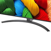 LG 65 tolline LG NanoCell AI 4K nuti TV NANO81 2025, LG kaugjuhtimispult AI Magic Remote on LG TV teleriekraani ees. Ekraanil on kohandatud märksõnadega LG AI isikupärastatud tervitus vastavalt kasutaja otsingu- ja vaatamisajaloole. Kaugjuhtimispuldi kõ, 65NANO81A3A, thumbnail 4