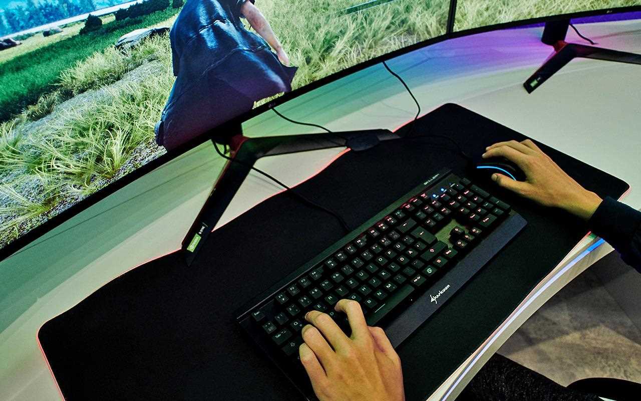 The Skiller Sharkoon keyboard is the perfect accessory for your LG monitor, lighting up to create the perfect lighting atmosphere | More at LG MAGAZINE