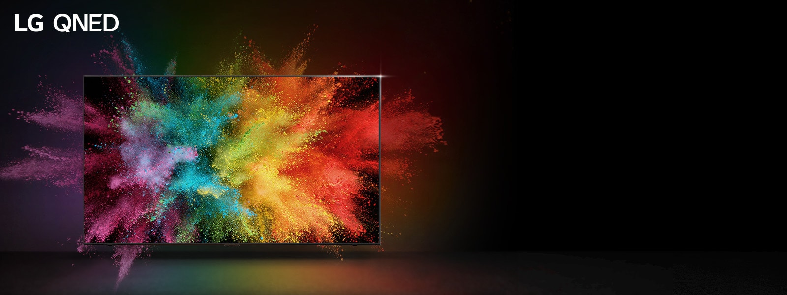 تلفاز QNED من LG في غرفة مظلمة. مساحيق مصبوغة تصنع انفجارًا من ألوان قوس قزح على التلفاز.
