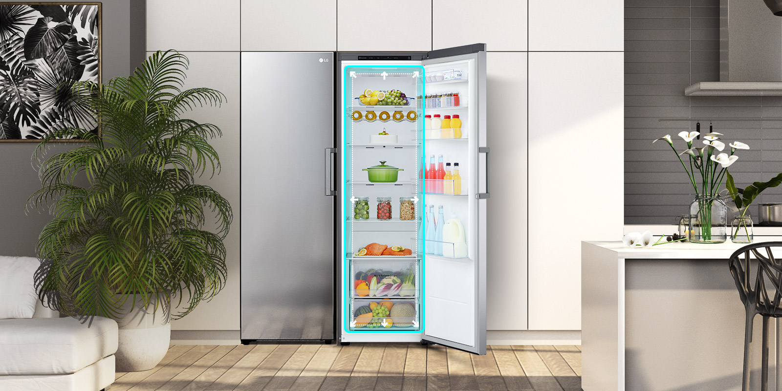 La vista frontal del frigorífico se muestra en una cocina con la puerta abierta y mostrando los productos en el interior. Un cuadrado azul resalta el interior con flechas señalando su amplio espacio interior.