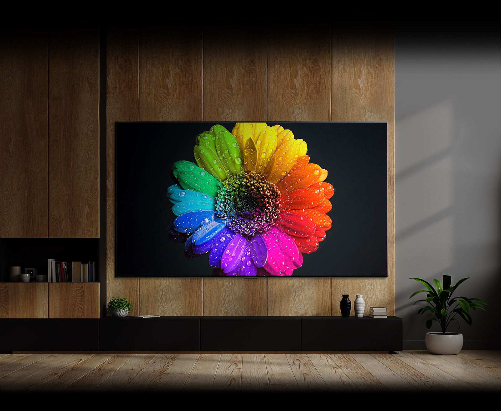 Imagen de un TV QNED MiniLED con la imagen de una flor multicolor en su pantalla
