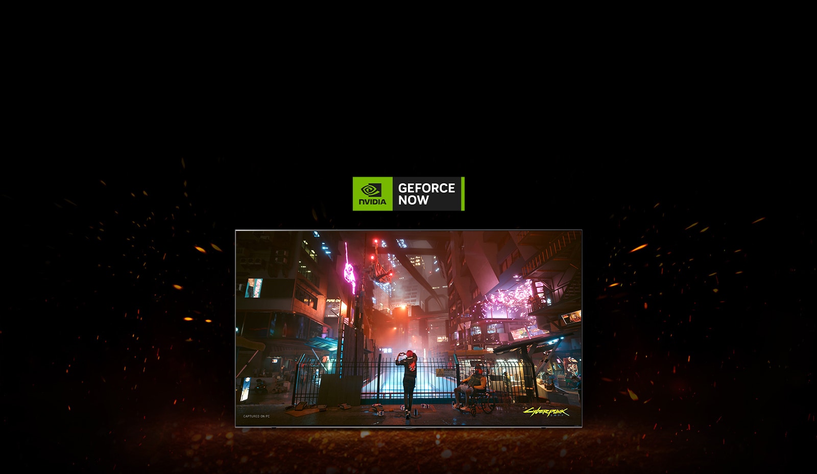 Las llamas chisporrotean alrededor del televisor y se puede ver la pantalla de juego de Cyberpunk en su interior. En la parte superior del TV hay el logo de «GeForce Now».
