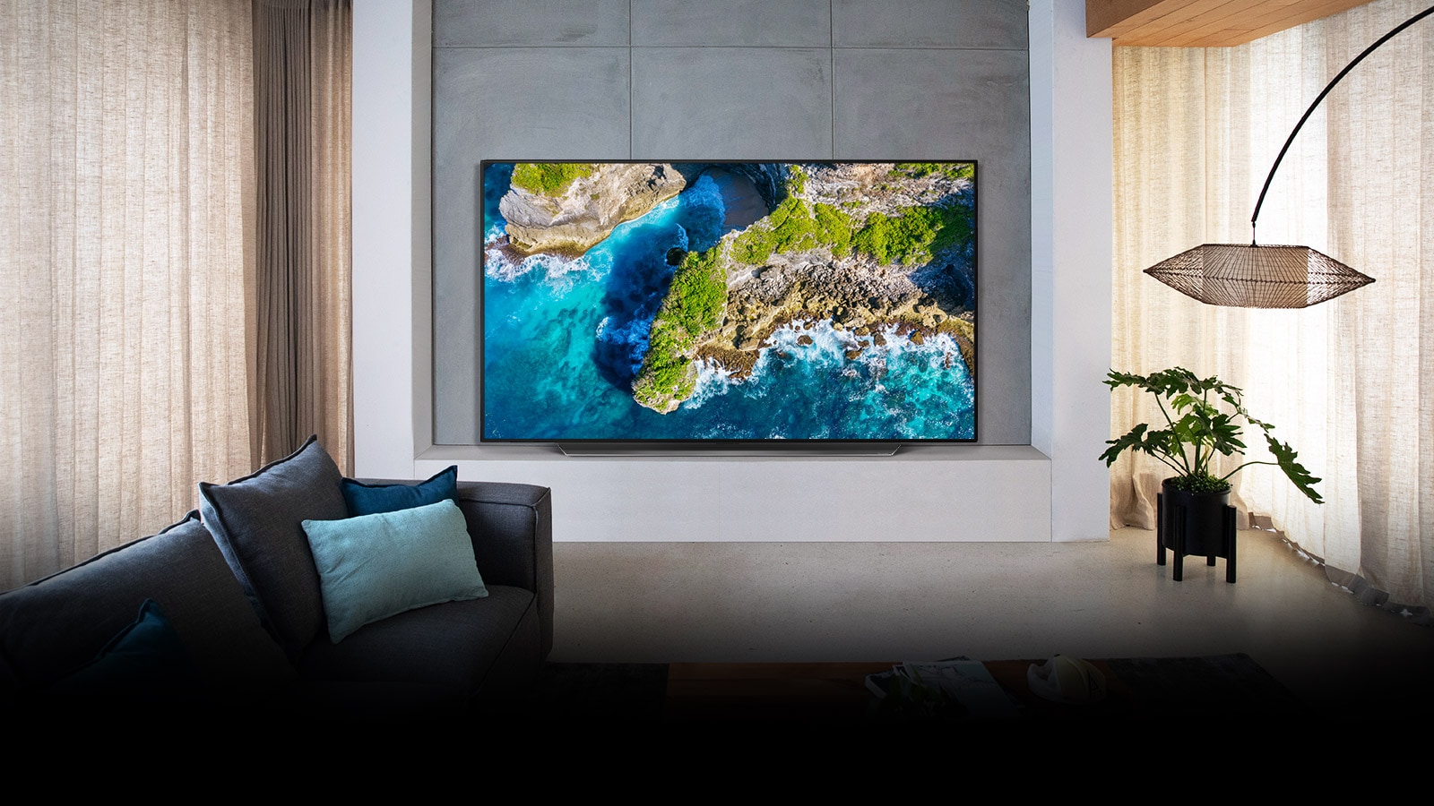 El televisor muestra una vista aérea de la naturaleza en un entorno doméstico lujoso