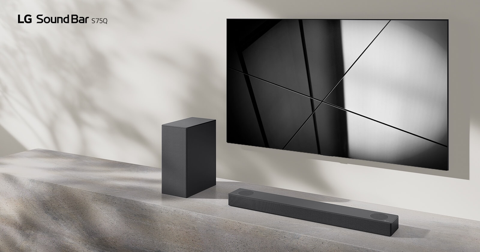 La barra de sonido LG S75Q y el televisor LG se colocan juntos en la sala de estar. El televisor está encendido y muestra una imagen en blanco y negro.