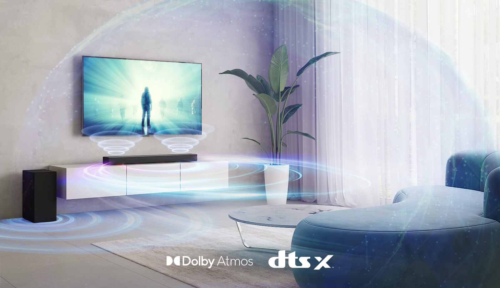 En la sala de estar, el televisor LG está en la pared. Se está reproduciendo una película en la pantalla del televisor. La barra de sonido LG está justo debajo del televisor en un estante beige con un altavoz trasero colocado a la izquierda. Se muestra el logotipo de Dolby Atmos y DTS:X en la parte inferior central de la imagen.
