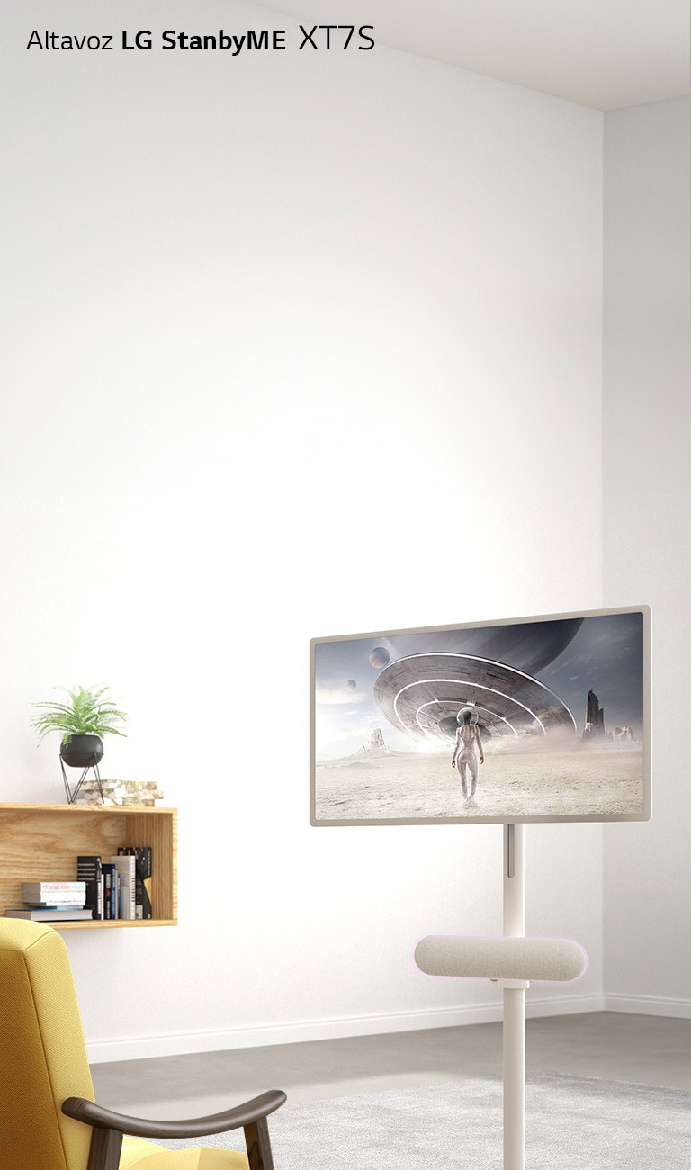 El LG StanbyME se coloca en el salón. El altavoz LG StanbyME XT7S se coloca debajo de la pantalla. La pantalla muestra una película de ciencia ficción.