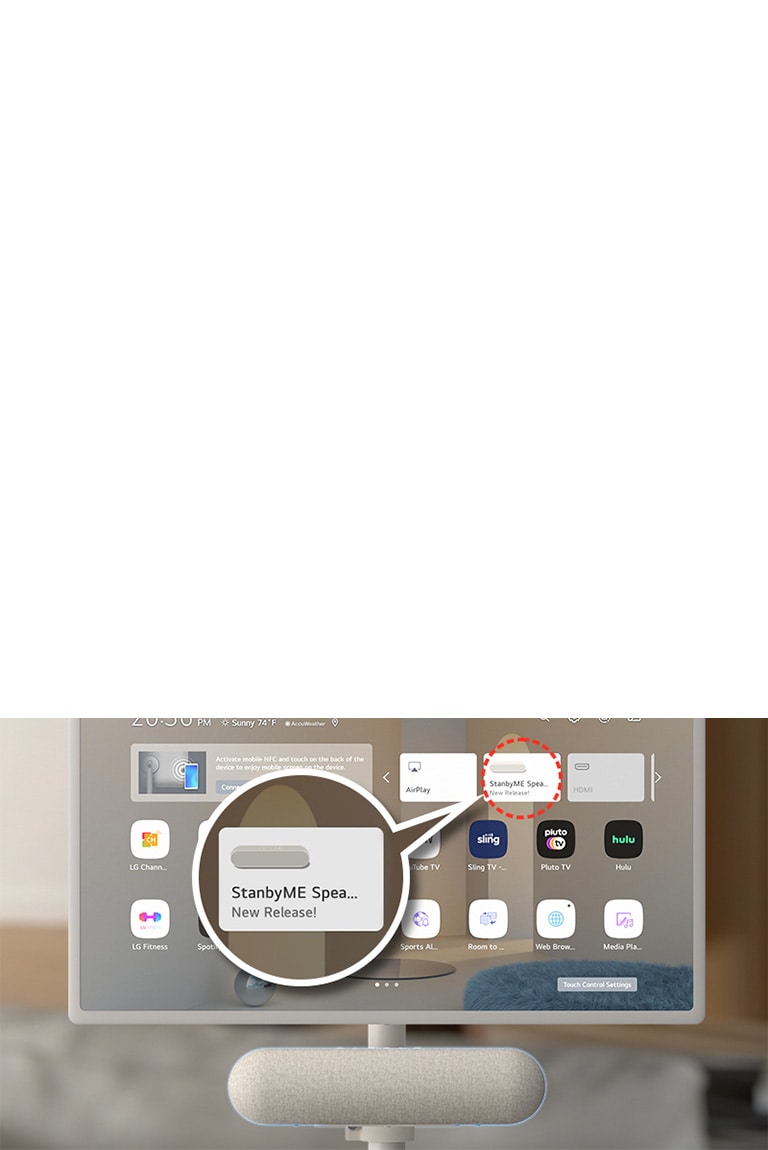 Primer plano de la pantalla del LG StanbyME. El altavoz XT7S está conectado en la parte inferior. La pantalla muestra una pantalla de inicio con el widget exclusivo del altavoz resaltado. Para resaltar la aplicación, también se muestra una imagen ampliada del widget de altavoz StanbyME.