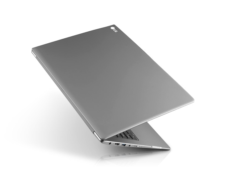 Hay un portátil de 17 pulgadas de LG que pesa tan poco que es comodísimo  para teletrabajar y montar una oficina en cualquier sitio (lo he probado)