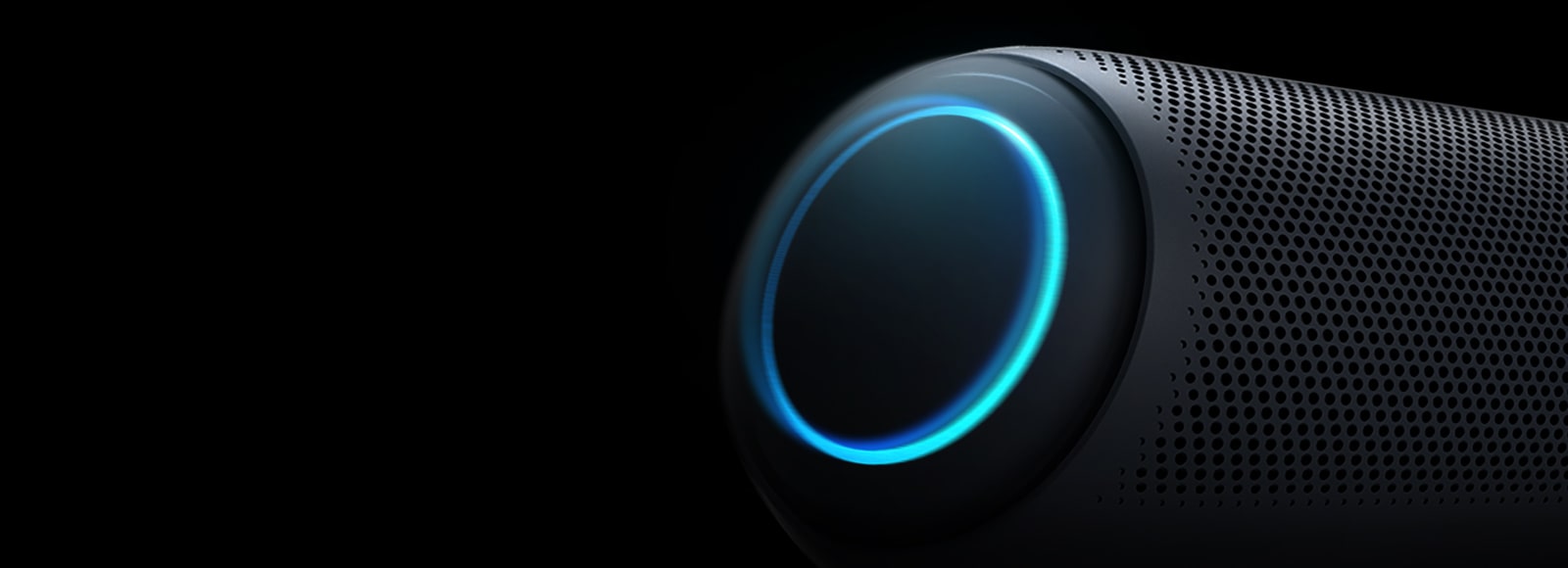 Sobre un fondo negro, hay un primer plano del woofer izquierdo del LG XBOOM Go con iluminación azul cielo.