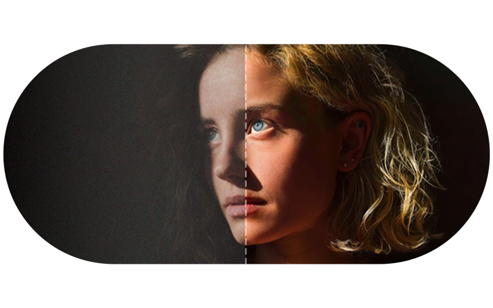 El rostro de una mujer proyectado en el televisor LG OLED evo con AI Upscaling incluye la mejora de contenido de 2K o 4K a 8K 