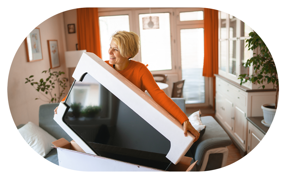 mujer desempaquetando tv