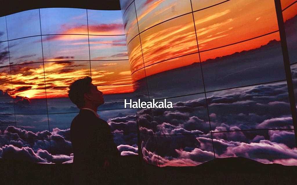 LG presented new lg oled canyon to bring the most stunning oled experience at lg ces 2018 showing Haleakala.