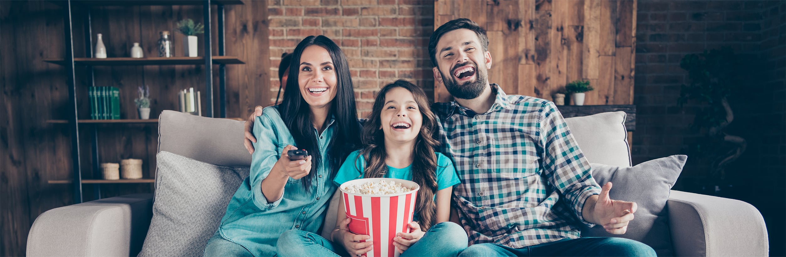 Familia sentada disfrutando de su Smart TV