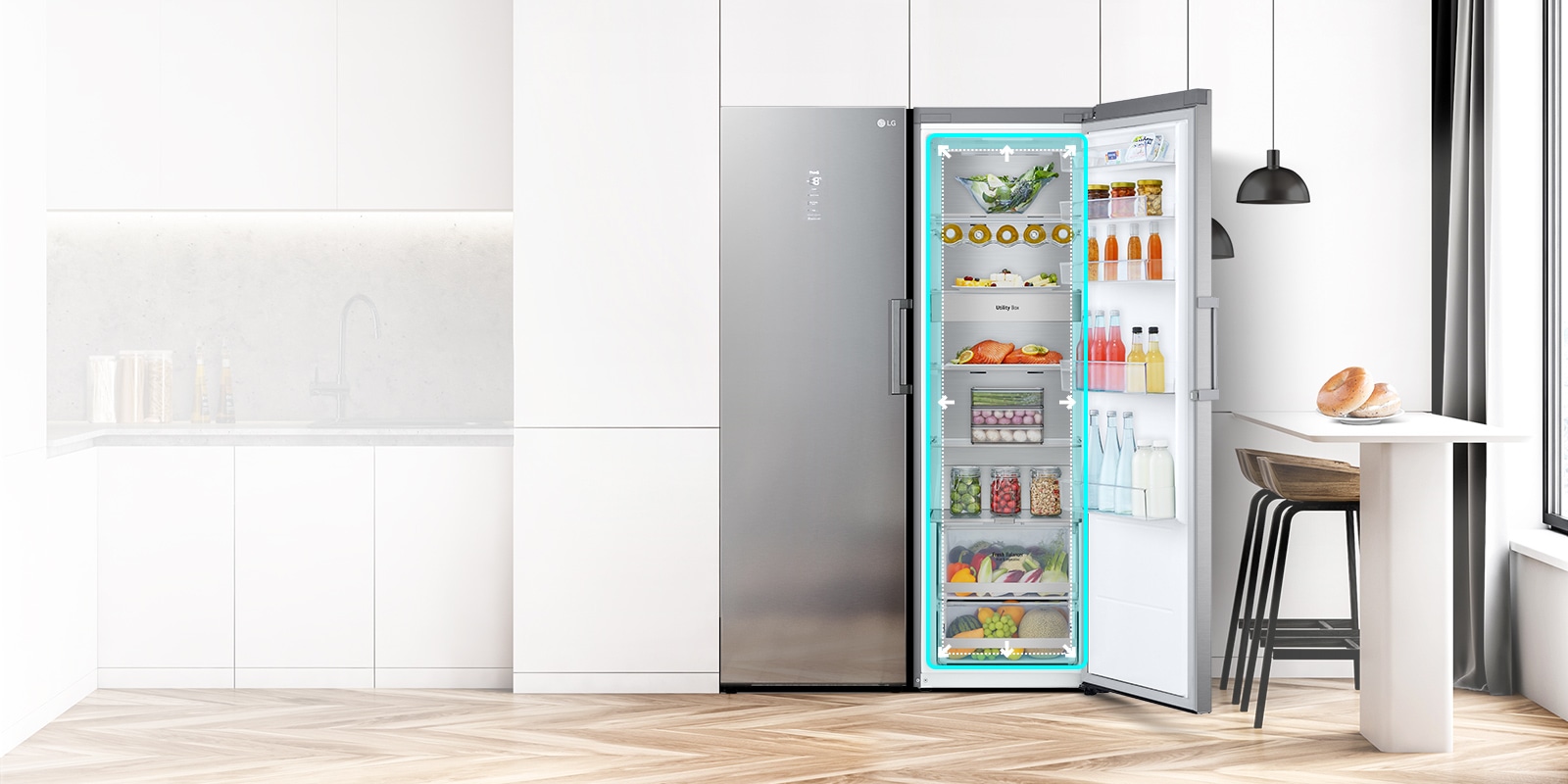 Avoinna oleva jääkaappi edestäpäin keittiössä, jääkaappi on täynnä elintarvikkeita. Sininen neliö korostaa sisäpuolta, nuolet osoittavat ulospäin, joka luo mielikuvan runsaasta sisätilasta.