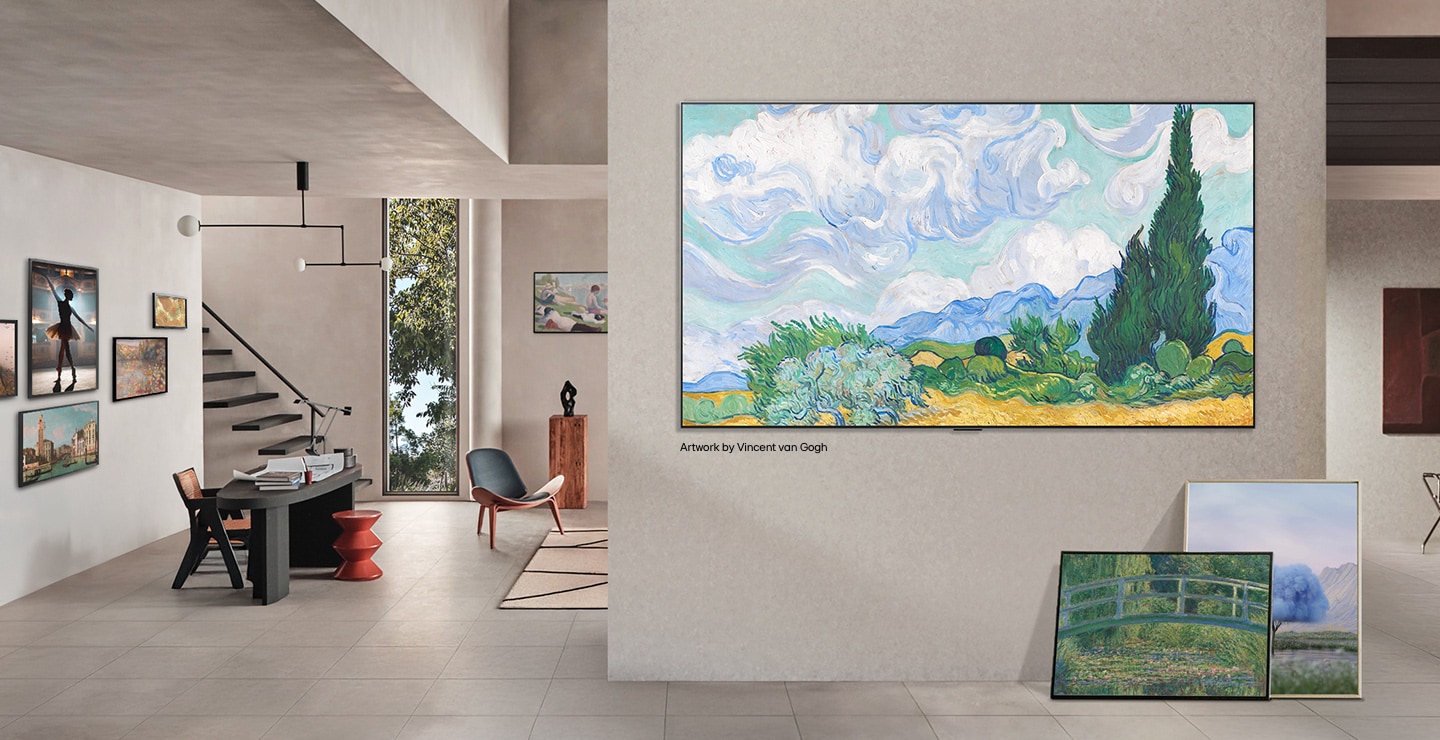 Tyylikkään kodin sisätilat. Esillä on paljon erilaisia taideteoksia. Keskellä olevalla seinällä on LG TV, jonka näytöllä on suosittua taidetta. TV näyttää maalaukselta museosta. 