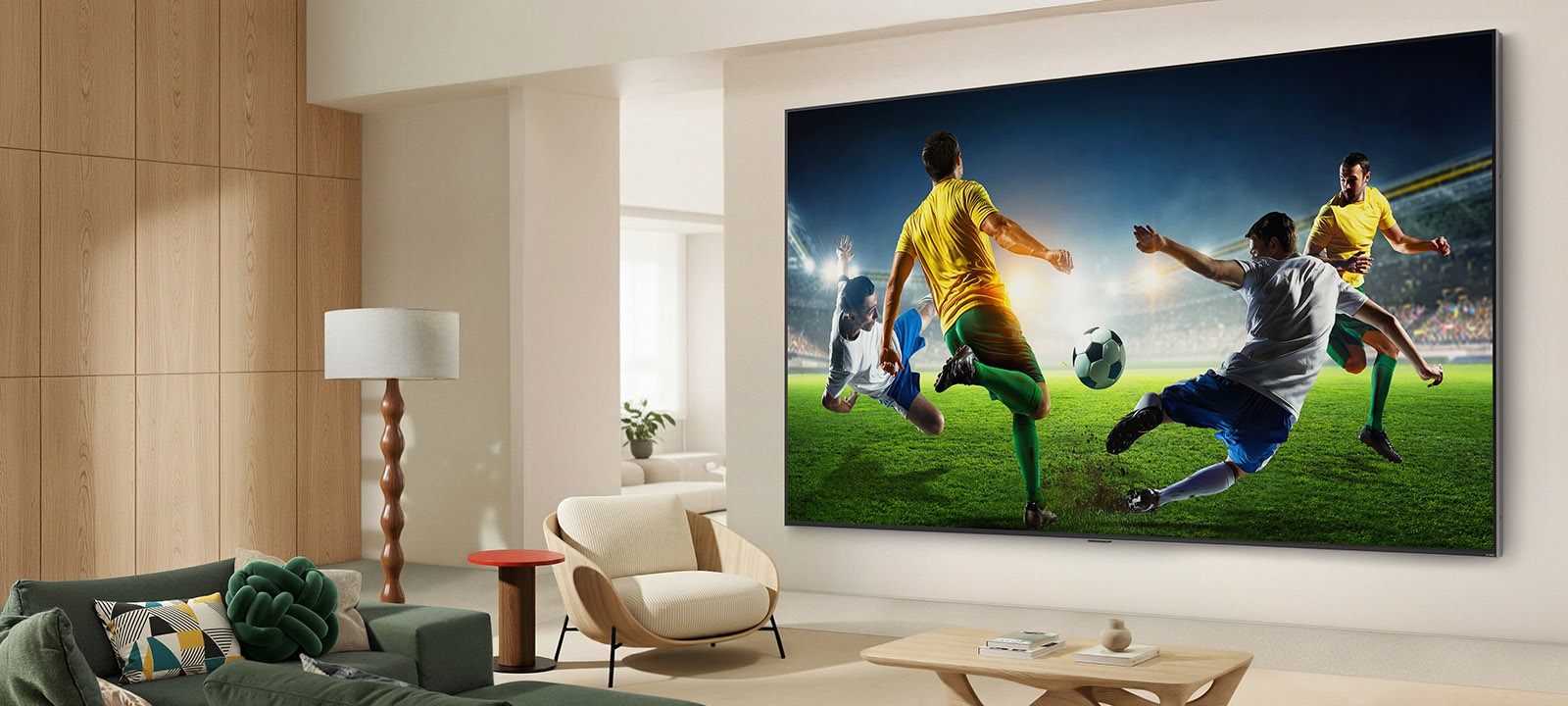 LG TV, jossa on AI Super Upscaling, näkyy seinällä modernissa olohuoneessa, skaalaten dynaamisen jalkapallo-ottelun elävään 4K-erottelukykyyn parannetulla värintoistolla ja yksityiskohdilla mukaansatempaavaa katselukokemusta varten.