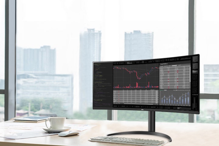 LG UltraWide Monitor näyttää taloustietojen koontinäyttöjä ja kaavioita kaarevalla leveällä näytöllä, korostaen sujuvaa työnkulkua 100Hz:n virkistystaajuudella modernissa toimistoympäristössä.