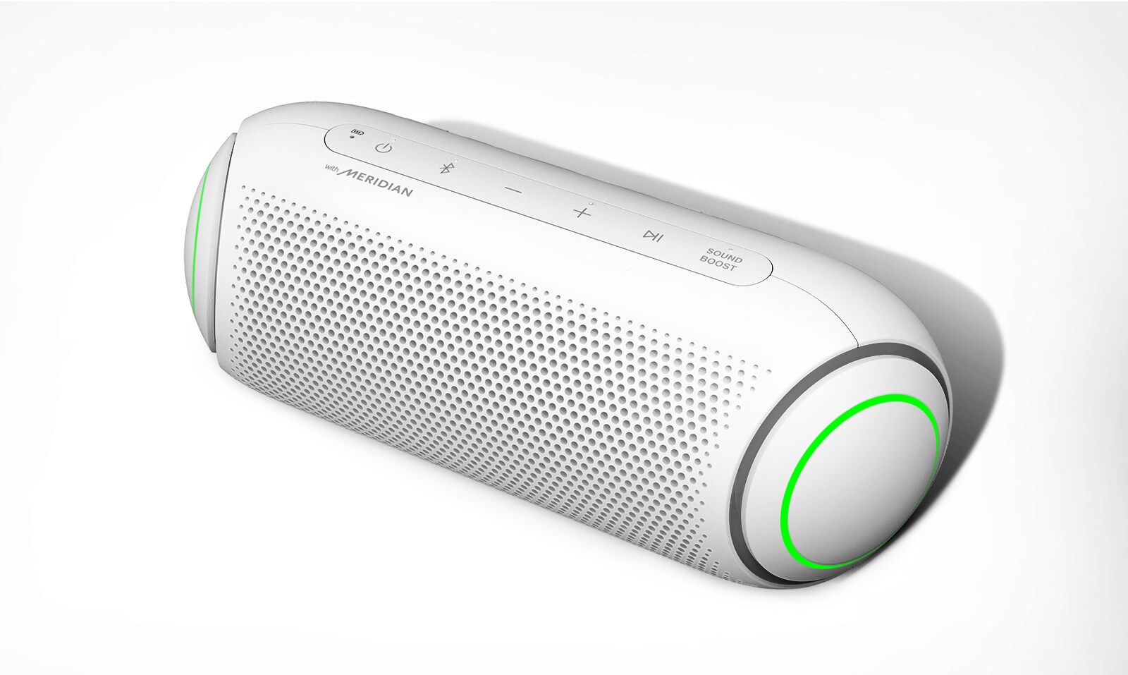 Valkoisella taustalla diagonaalinen näkymä ylhäältä alas LG XBOOM Gon edestä vihreässä valaistuksessa.