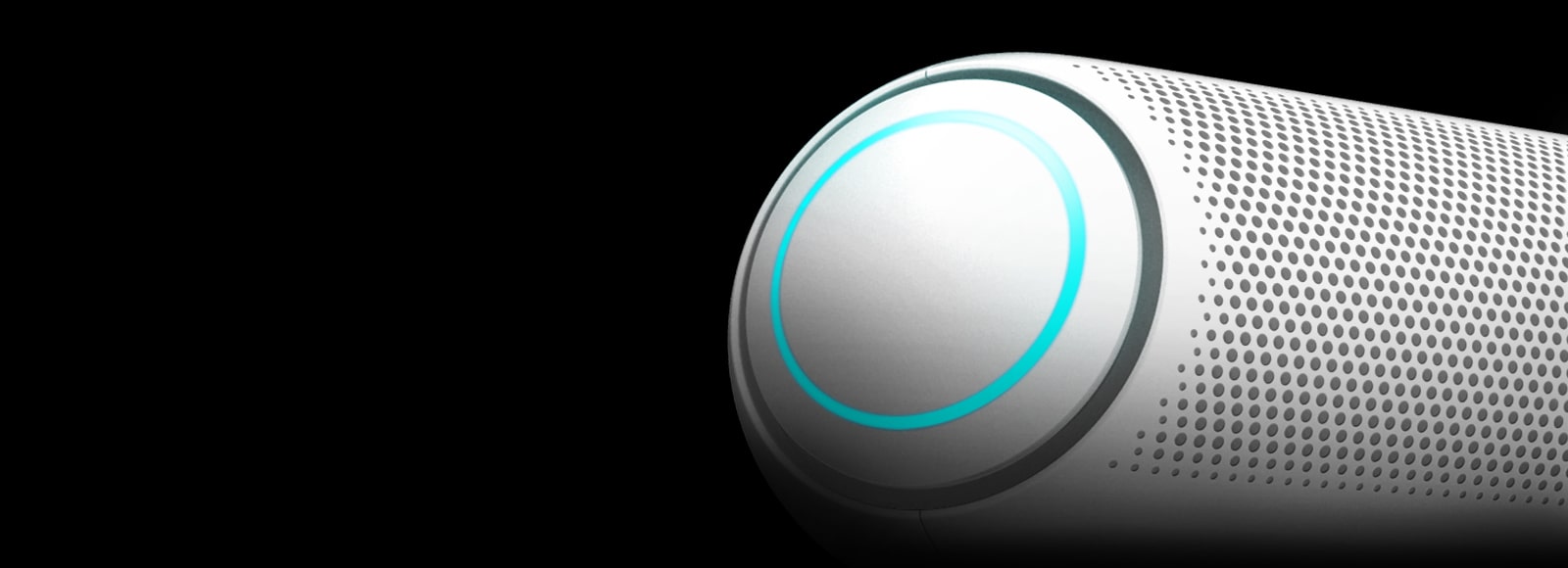 Mustalla taustalla lähikuva LG XBOOM Gon vasemmanpuoleisesta wooferista taivaansinisessä valaistuksessa.