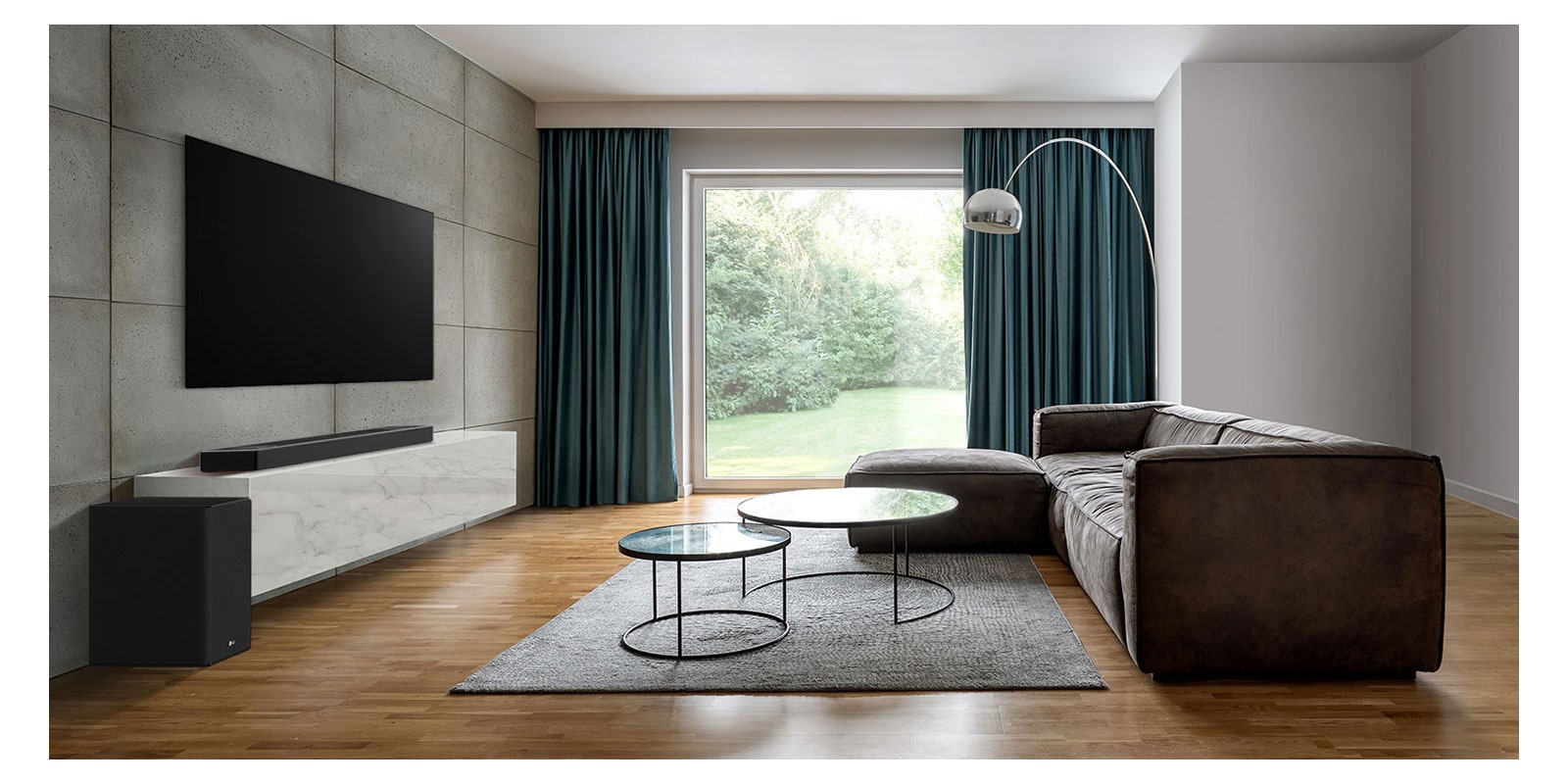 Isossa olohuoneessa on TV, soundbar-kaiutin ja alibassokaiutin. Soundbar-kaiuttimesta tulee aalto ja ruudukko, joka mittaa olohuoneen koko tilaa.