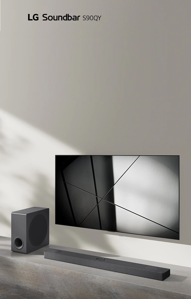LG Sound Bar S90QY ja LG:n televisio on sijoitettu yhdessä olohuoneeseen. Televisio on päällä, ja siinä näkyy mustavalkoinen kuva.