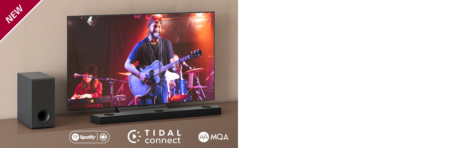 LG TV on asetettu ruskealle hyllylle, ja LG Sound Bar S90QY on asetettu TV:n eteen. Subwoofer on asetettu TV:n vasemmalle puolelle. Televisiossa näkyy konserttinäkymä. UUSI-merkki näkyy vasemmassa yläkulmassa.