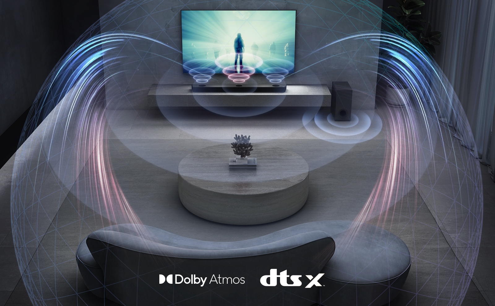 LG:n televisio on olohuoneen seinällä. Elokuvaa toistetaan televisioruudussa. LG Sound Bar on TV:n alapuolella oikealla harmaalla hyllyllä ja alibassokaiutin on vieressä oikealla. Kaksi takakaiutinta on olohuoneen takaosassa. Äänitehostegrafiikka tulee ulos jokaisesta kaiuttimesta. Dolby Atmos ja DTS:X logo kuvan alhaalla keskellä.