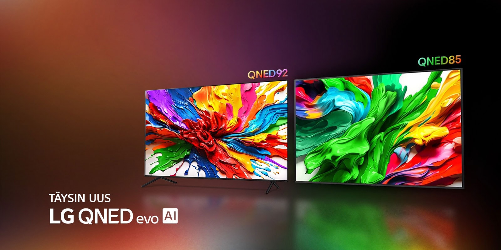LG QNED92 TV ja LG QNED85 TV ovat rinnakkain. Niiden näytöillä on värikästä taidetta, joka korostaa LG QNEDin uutta eloisaa ja kirkasta värintoistoteknologiaa. TÄYSIN UUSI LG QNED evo AI -logo on myös näkyvillä.