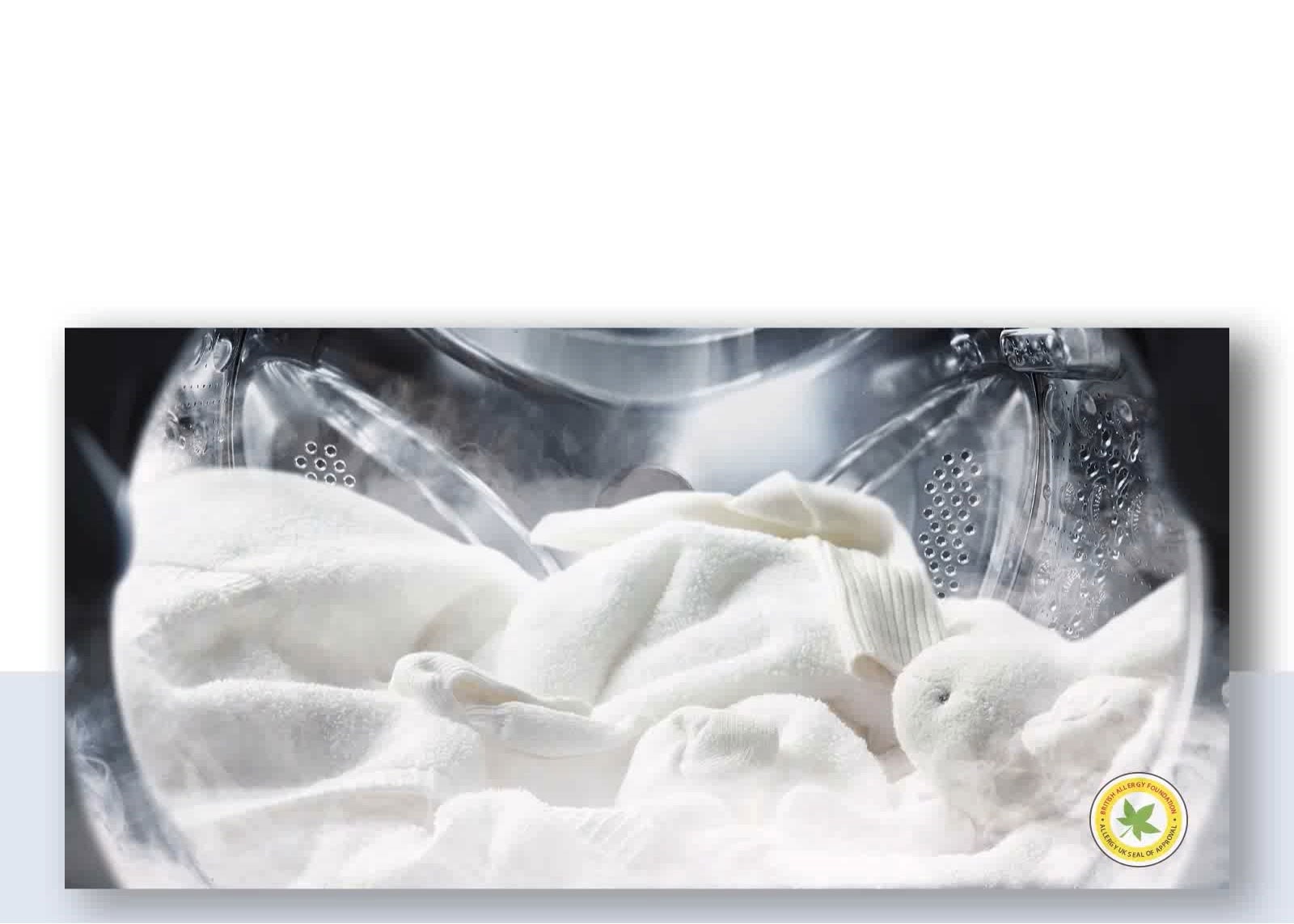 Pesukoneessa on pyykkiä ja käytetään höyryä.