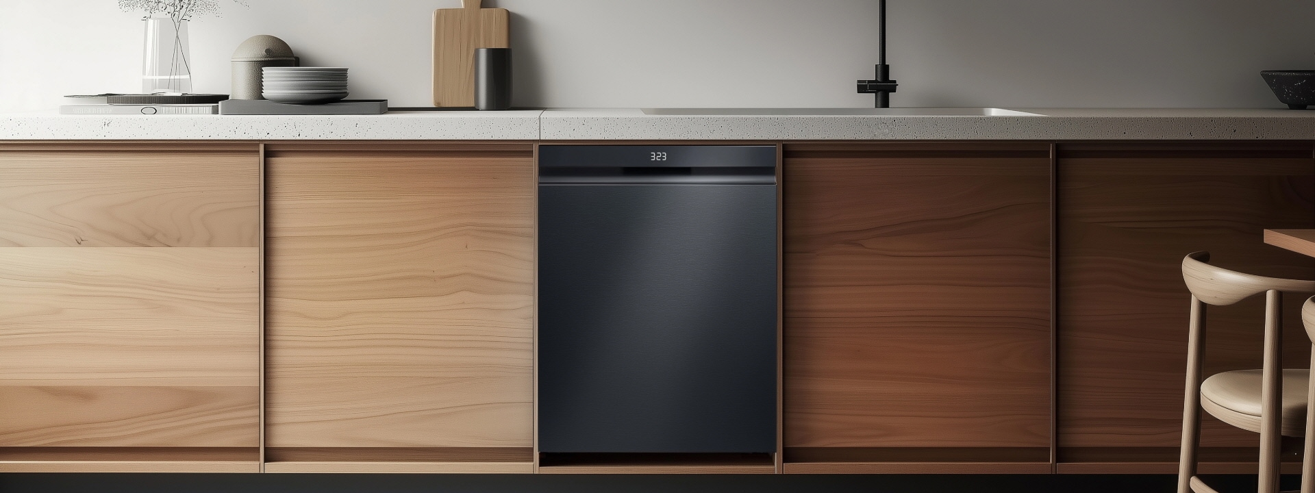 Lifestyle-kuva upotetusta astianpesukoneesta keittiössä, jonka kalusteet ovat puuta.