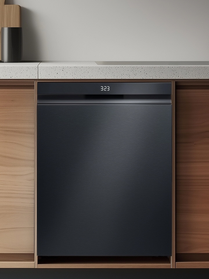 Lifestyle-kuva upotetusta astianpesukoneesta keittiössä, jonka kalusteet ovat puuta.