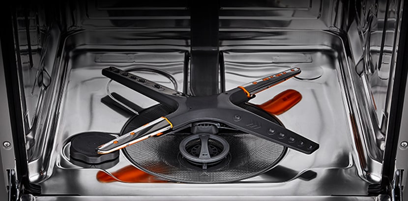 Astianpesukoneen ruostumattomasta teräksestä valmistettu sisäpuoli.