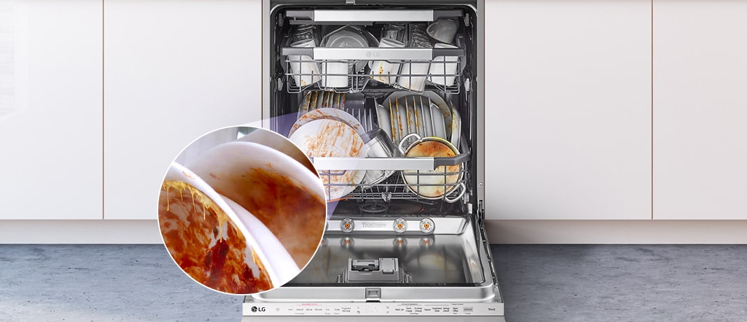 Integroitu astianpesukone, jonka luukku on kokonaan avattu ja jossa on likaisia astioita.