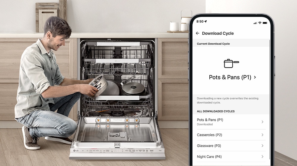 Mies pitelee pataa astianpesukoneen edessä ja älypuhelimessa näkyy ThinQ™ -sovelluksen pataohjelma. 