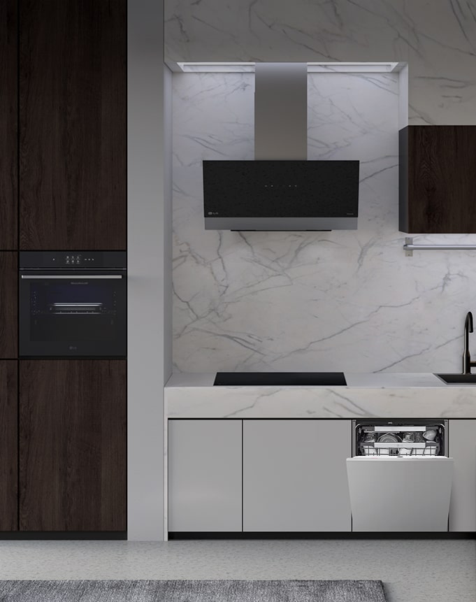 Keittiö, johon on asennettu LG:n integroitu astianpesukone, uuni, liesituuletin ja induktioliesi.