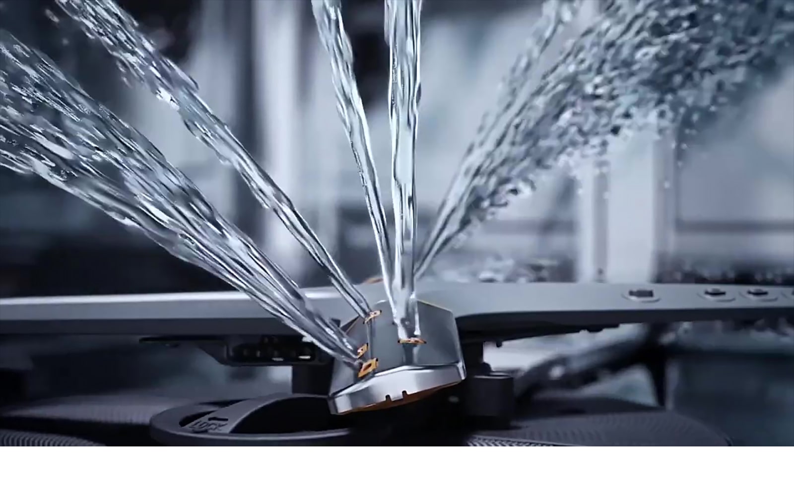 Videokuvaa voimakkaista virtauksista astinpesukoneen pyörivistä suihkuvarsista.