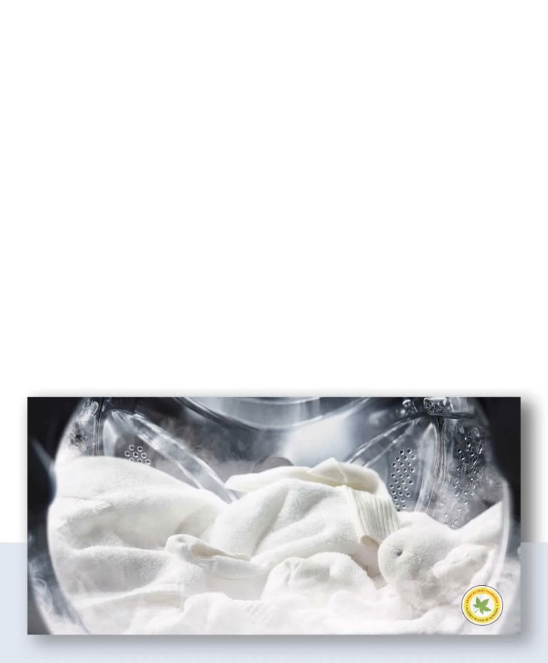 Pesukoneessa on pyykkiä ja käytetään höyryä.