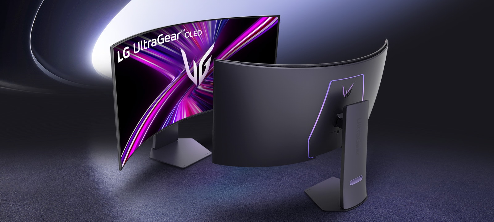 Etu- ja takanäkymät LG UltraGear OLED -näytöstä, jonka muotoilu on kaareva ja ilme virtaviivainen.