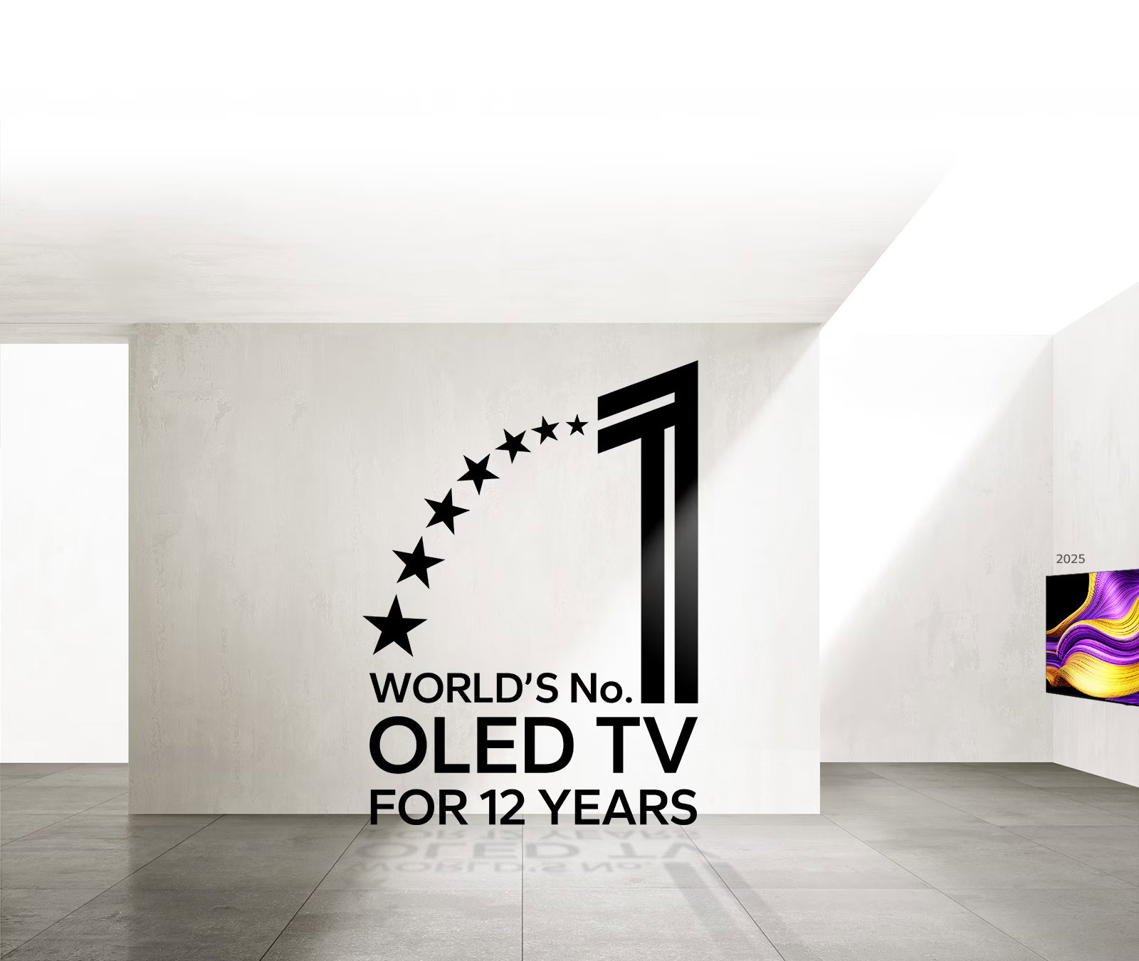 World's number 1 OLED TV for 12 years (Maailman numero 1 OLED-televisio 12 vuoden ajan) -tunnus. Tausta näyttää näyttelytilalta. Etäisyyden päässä näkyy LG OLED TV.