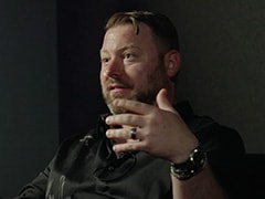 Tämä on kuva Los Angelesissa asuvasta värimäärittelijä John Darosta. 