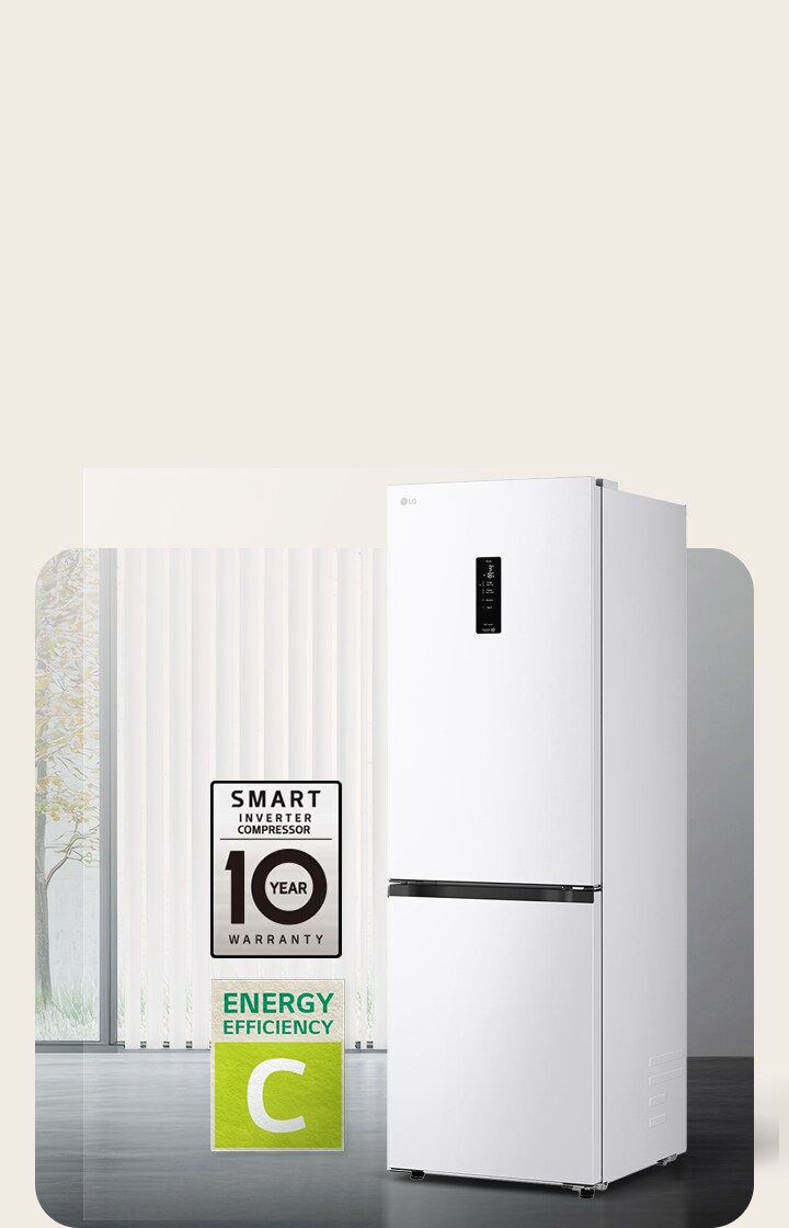 LG-jääkaappipakastin (GBBS515CSW) matte black edestä kirkkaassa huoneessa, jossa pystykaihtimet; 10 v. kompressorin takuu- & energiatehokkuus C -kuvake alla