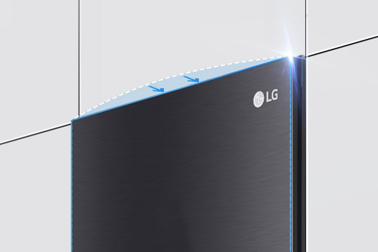 Pakastimen yläosa näytetään viistosta suunnasta. Kaksi nuolta osoittaa seinää kohti osoittaen, että pakastin istuu saumattomasti ympäröiviin kalusteisiin.