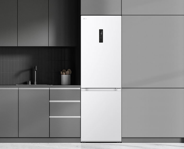 Moderni keittiö, jossa jääkaappi sulautuu keittiökaapistoon ja näyttää sisäänrakennetulta mallilta.