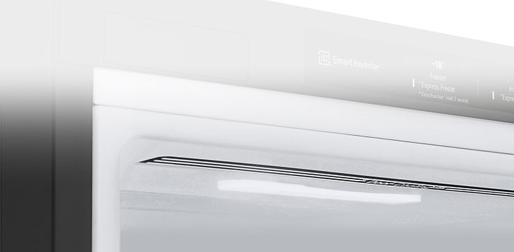 Lähikuva pehmeästä LED-valaistuksesta, jossa valo jakautuu tasaisesti koko jääkaappiin.