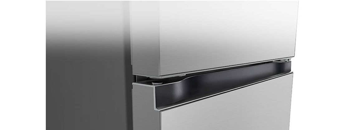 Lähikuva neliskulmaisesta kahvasta, joka on muotoiltu tyylikkäästi ja minimalistisesti.