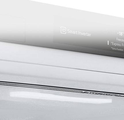 Lähikuva pehmeästä LED-valaistuksesta, jossa valo jakautuu tasaisesti koko jääkaappiin.