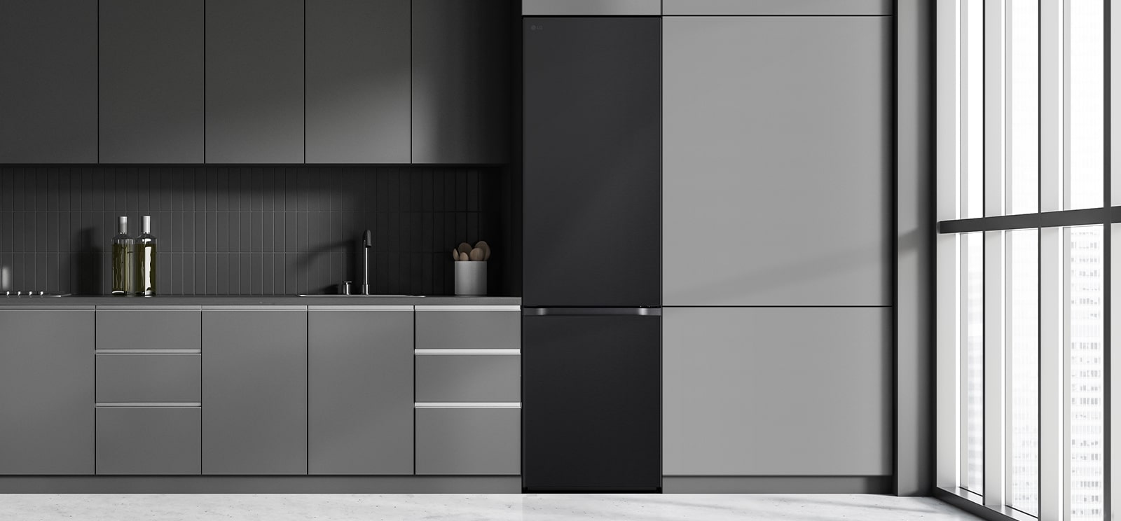 Moderni keittiö, jossa jääkaappi sulautuu keittiökaapistoon ja näyttää sisäänrakennetulta mallilta.