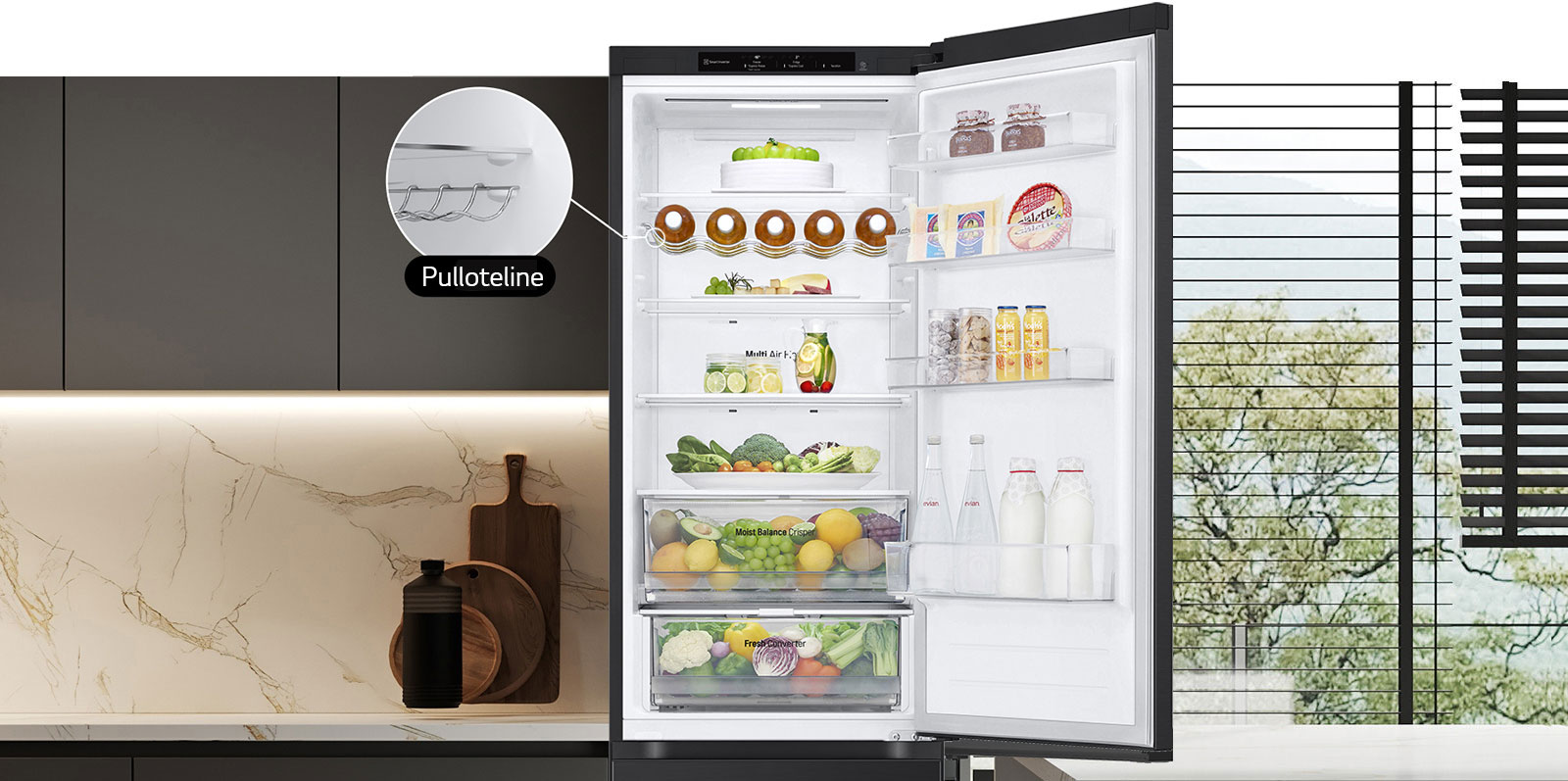 Avoinna oleva jääkaappi, jonka hyllyt on täytetty tuoreilla elintarvikkeilla. Jääkaapissa näkyy viinipulloteline.