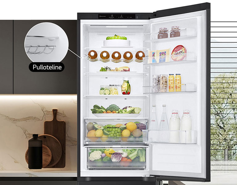 Avoinna oleva jääkaappi, jonka hyllyt on täytetty tuoreilla elintarvikkeilla. Jääkaapissa näkyy viinipulloteline.